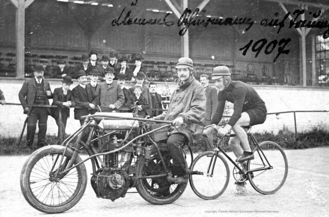 Clemens Schürmann hinter Schrittmacher 1907 auf Geraden